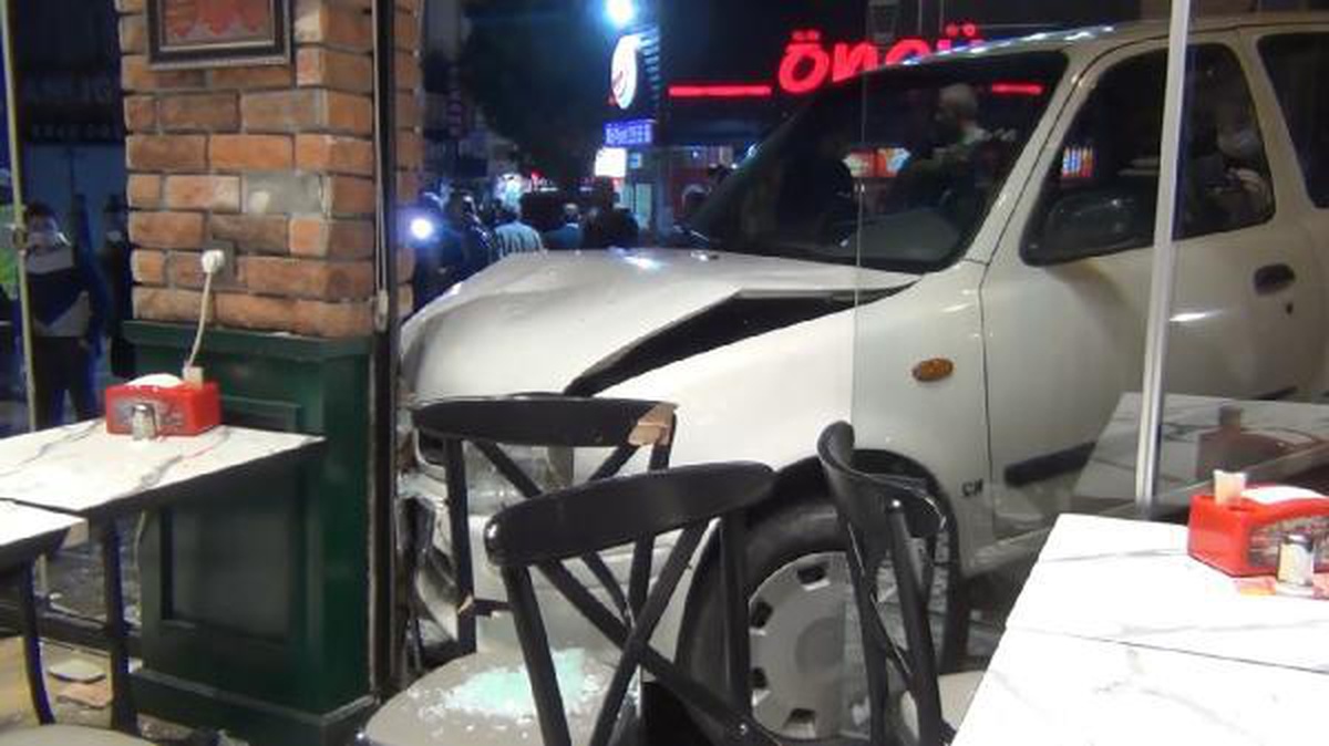 Fren yerine gaza bastığı otomobiliyle restoranın duvarına çarptı
