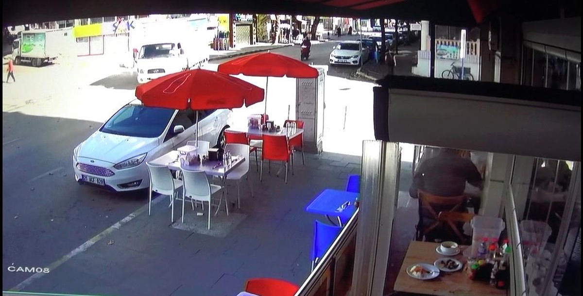Geri geri giden kamyonet, motosiklete böyle çarptı