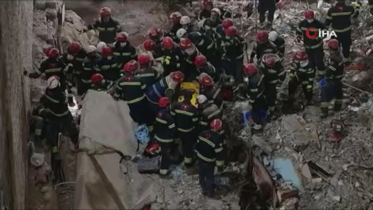 Gürcistan\'da çöken binadan 8 saat sonra 1 kişi kurtarıldı
