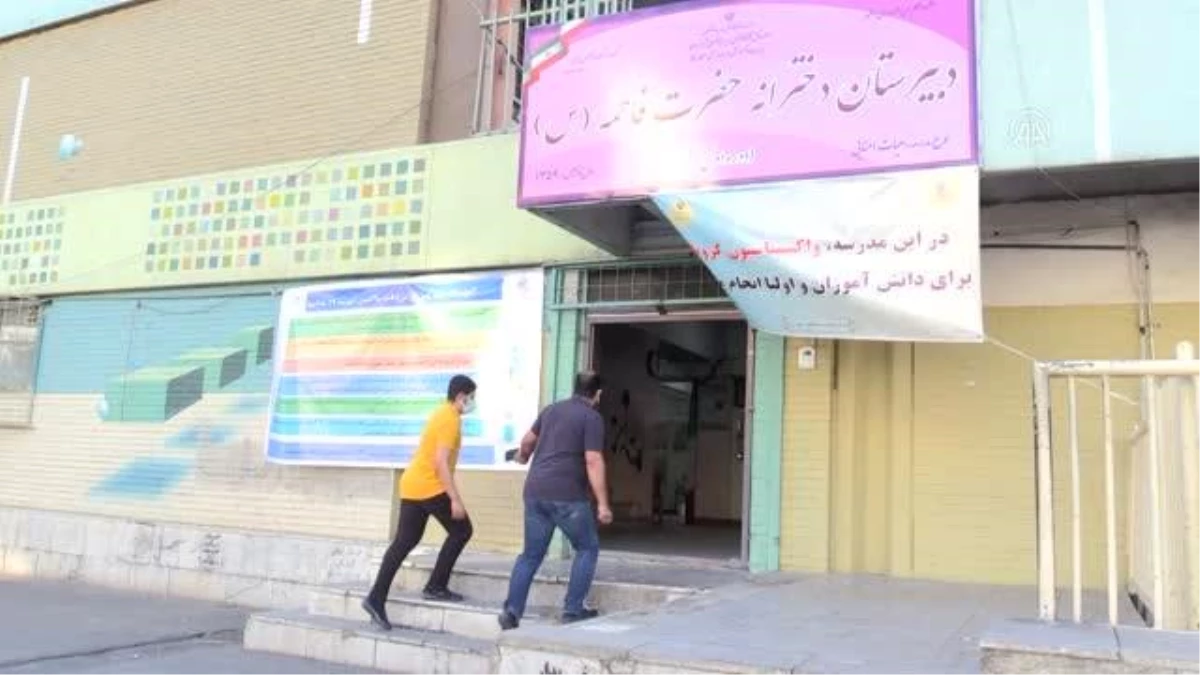 İran 12-18 yaş arası öğrencilere Kovid-19 aşısı yapıyor