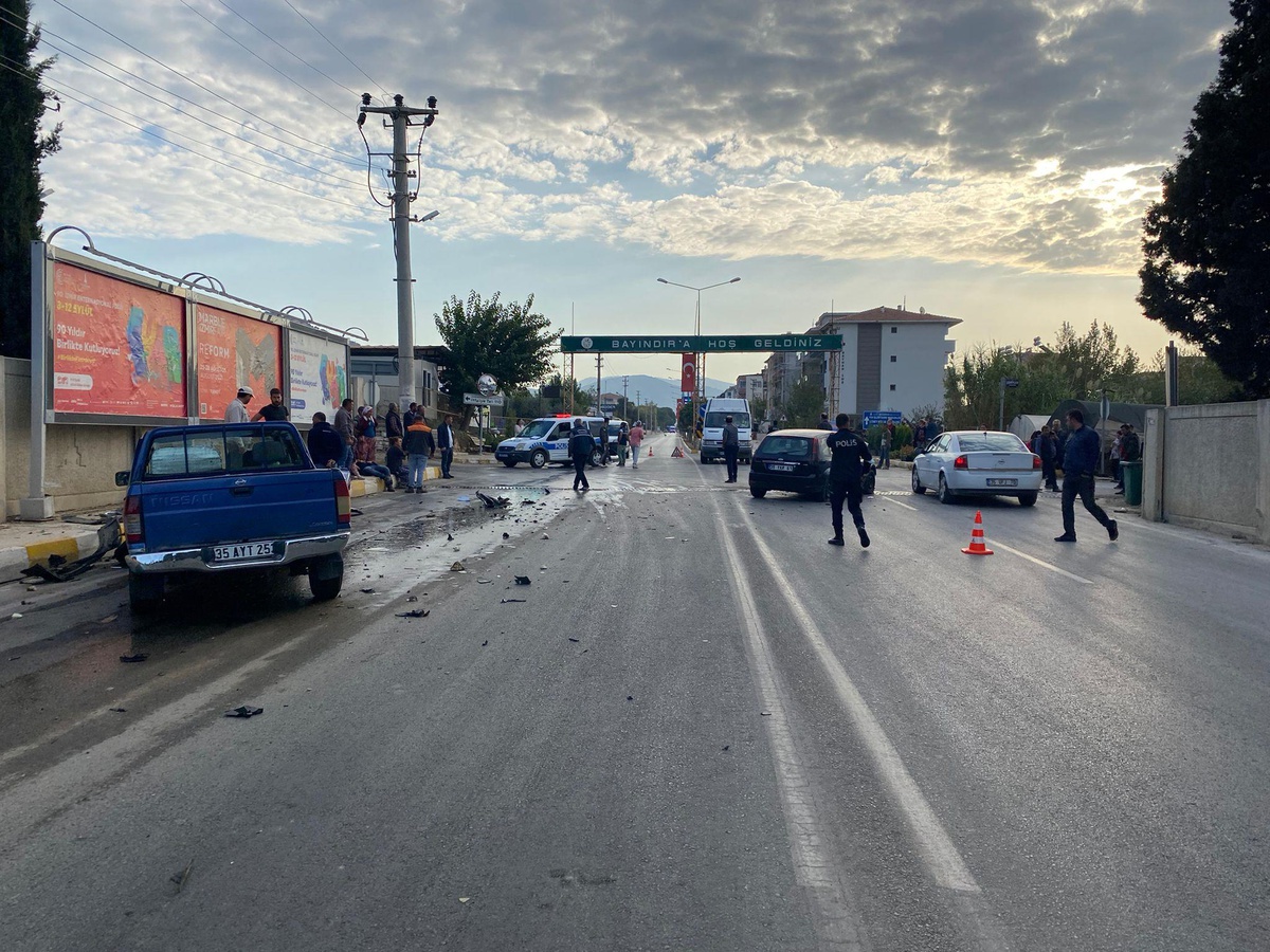 İzmir\'de kamyonetle otomobilin çarpışması sonucu 3 kişi yaralandı