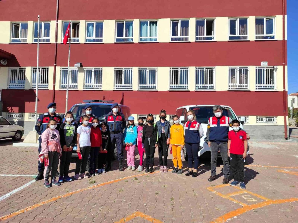 Jandarma ekipleri okul çevrelerini, servis araçlarını ve taksileri denetledi