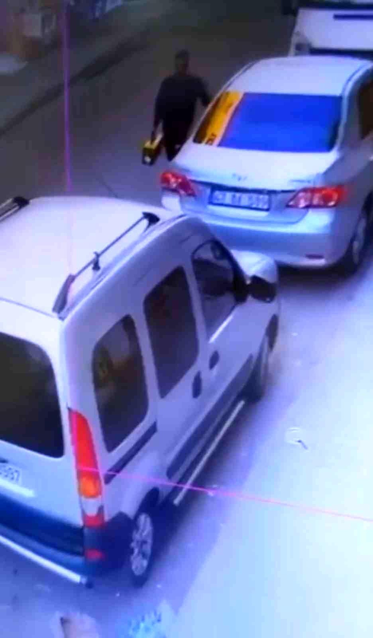 Kaynak makinesi çalarken güvenlik kamarasına takıldı