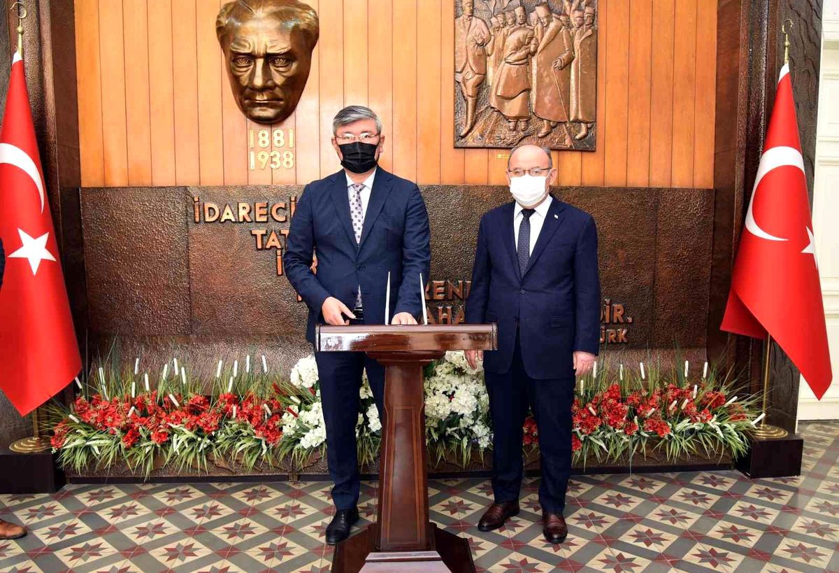 Kazakistan Cumhuriyeti Ankara Büyükelçisi Saparbekuly Vali Karadeniz\'i Ziyaret Etti