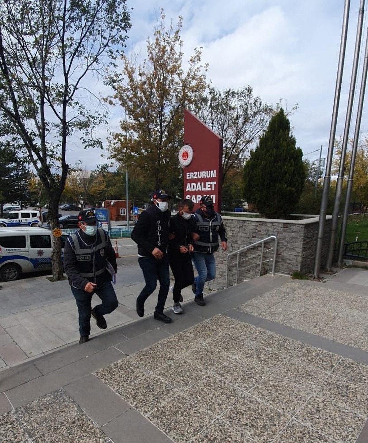 Kız arkadaşıyla buluşmak için geldiği Erzurum\'da başka bir kadını gasbetti