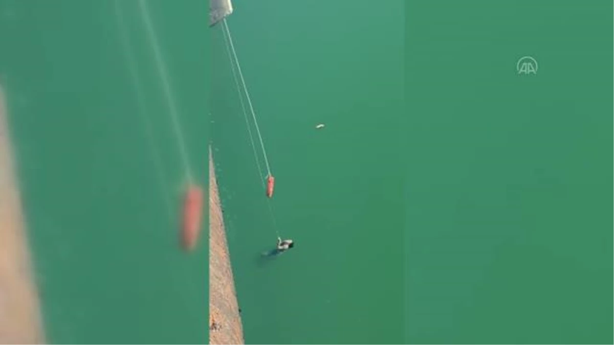 Köprüden göle düşen kadın balıkçı teknesiyle kurtarıldı