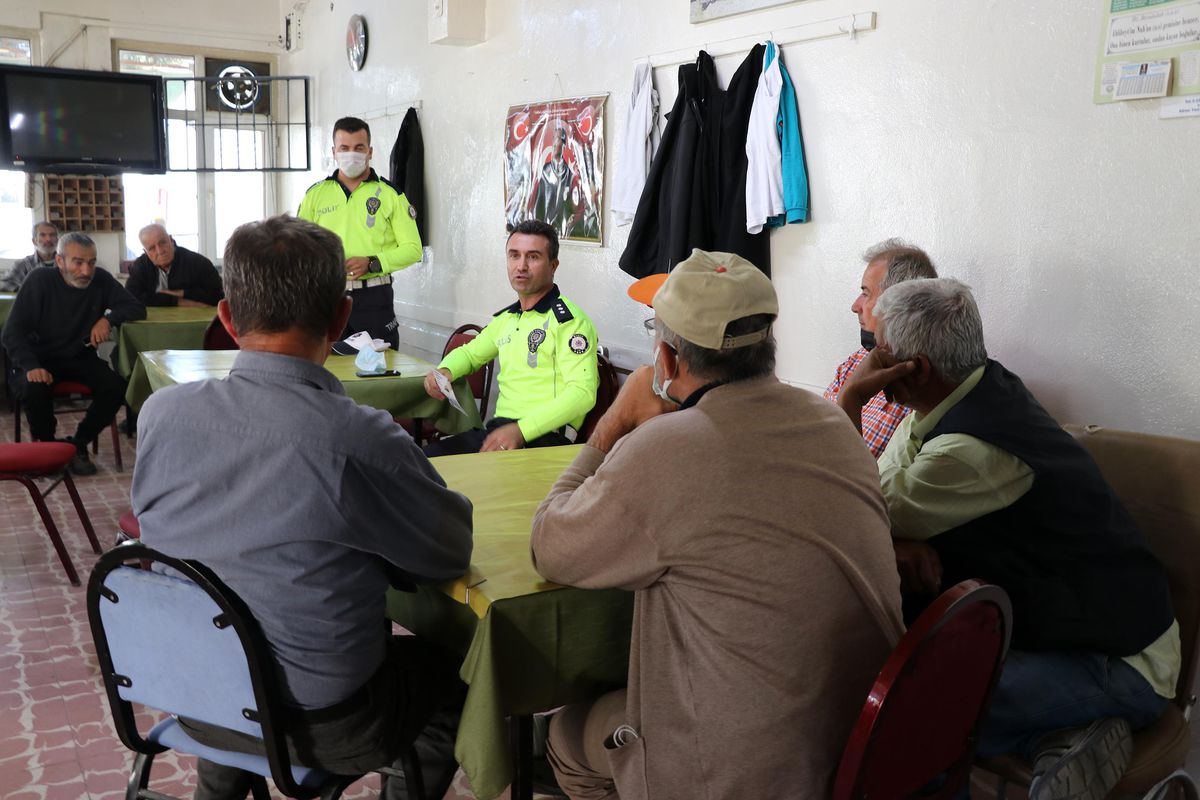 Manisa\'da trafik polisleri traktör ve motosiklet sürücülerine bilgilendirme broşürü dağıttı
