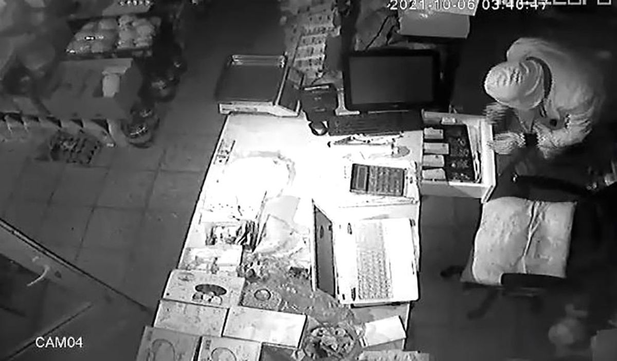 Maskeli hırsız kamerada: 15 bin lira değerinde sigara ve 4 bin lira çaldı