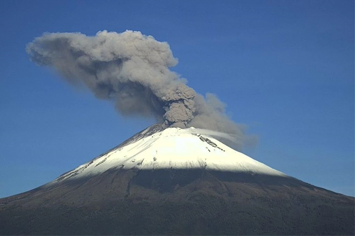 Meksika\'daki Popocatepetl Yanardağı\'nda 3 patlama yaşandı