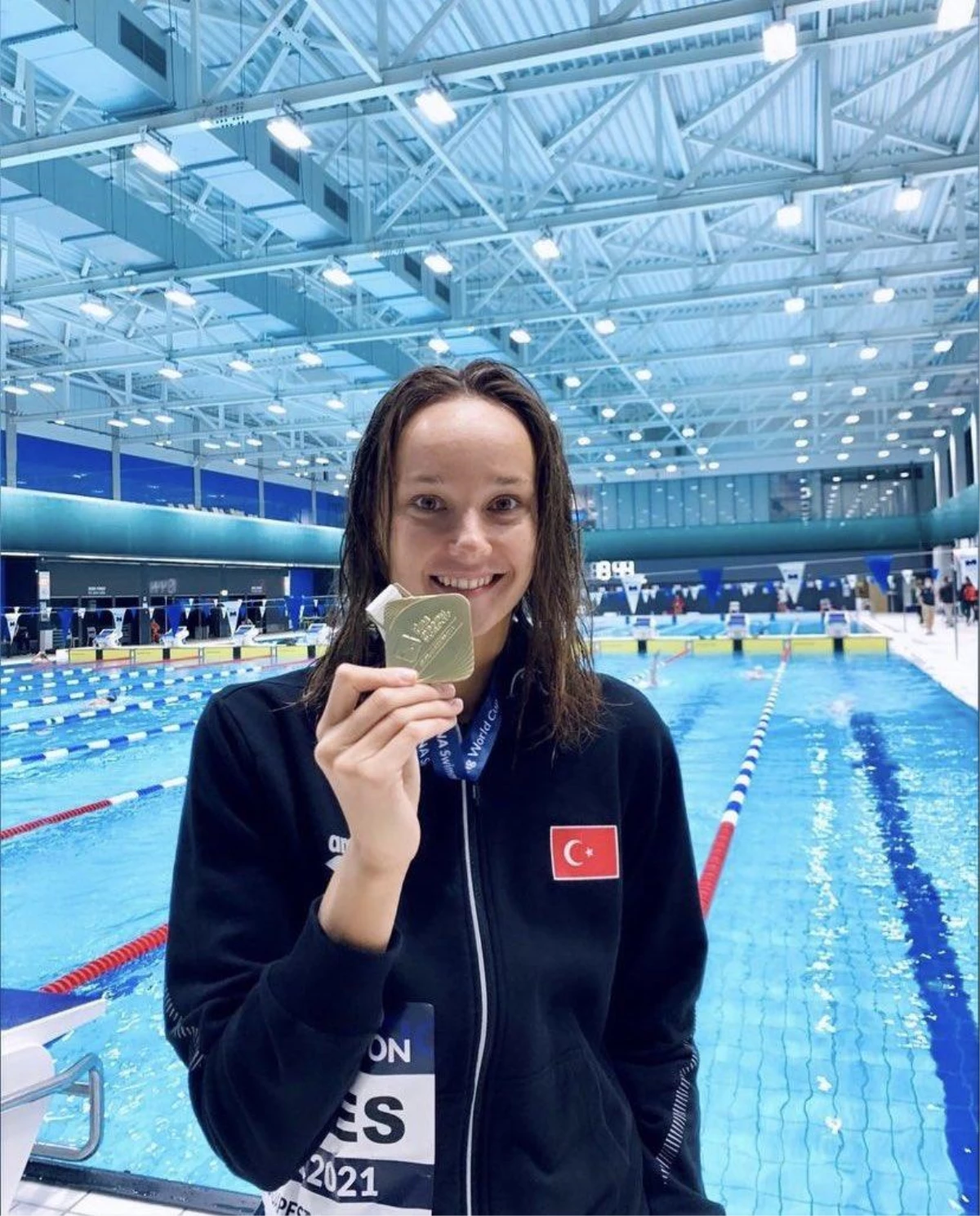 Milli yüzücü Viktoria Zeynep Güneş\'ten altın madalya