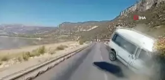 Son dakika 3. sayfa: Minibüs ile kamyonet kafa kafaya böyle çarpıştı: 1 ölü, 5 yaralı