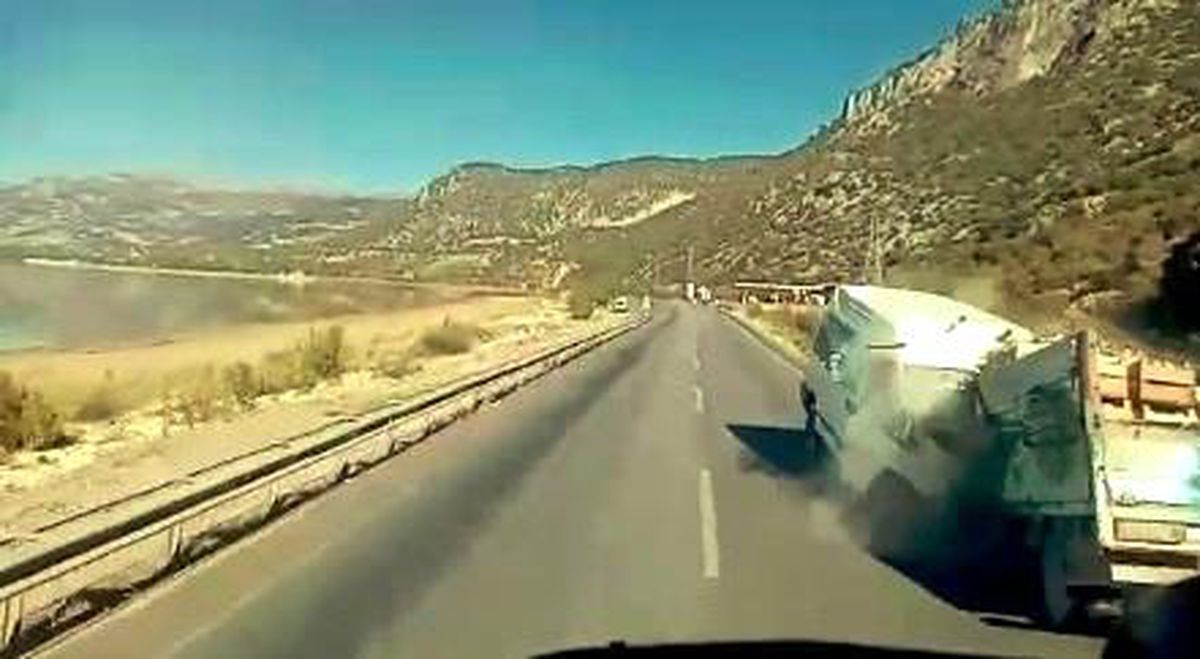 Minibüs ile kamyonet kafa kafaya çarpıştı, feci kaza araç kamerasına yansıdı