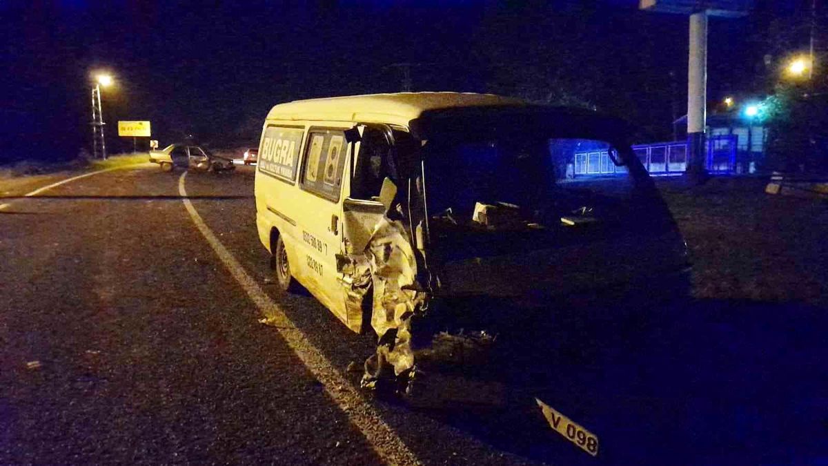 Minibüs ile otomobil çarpıştı: 5 yaralı