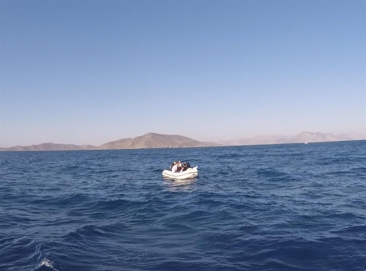 Muğla\'da Türk kara sularına itilen 48 düzensiz göçmen kurtarıldı