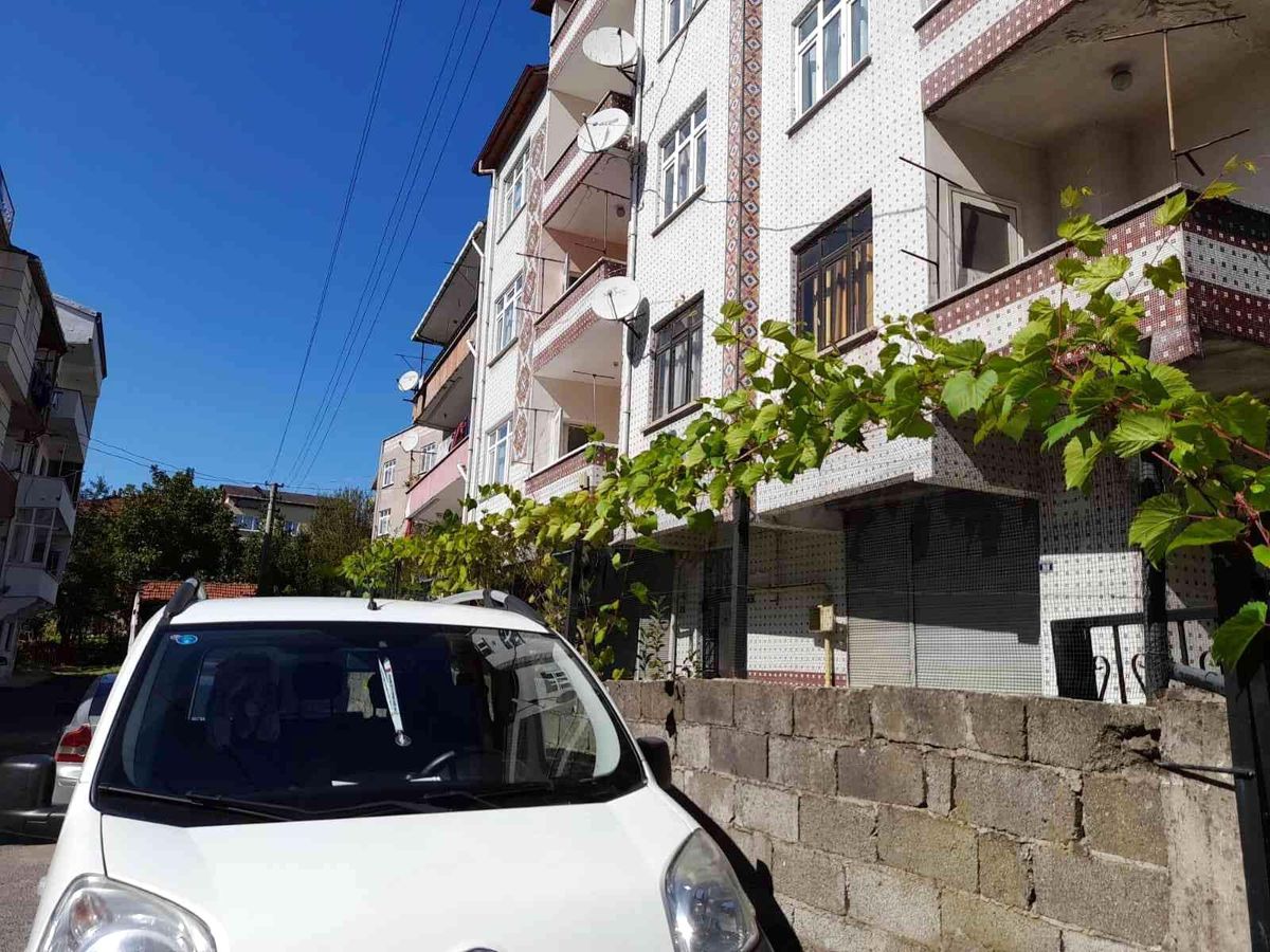 Öğretmen evinde ölü bulundu