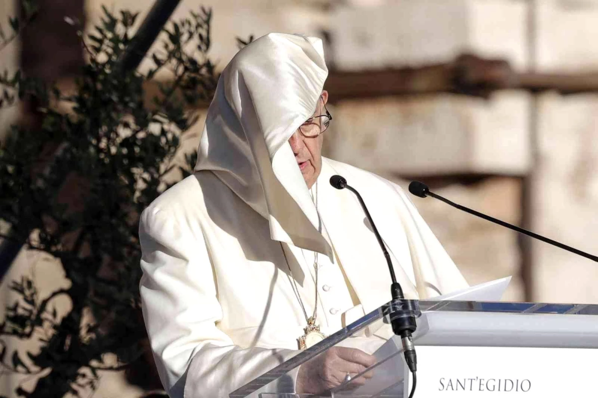 Papa\'nın rüzgara karşı zor anları
