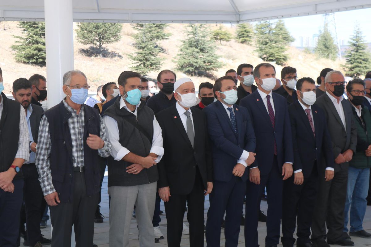 Saadet Partisi Genel Başkanı Karamollaoğlu, eniştesi Alp\'in cenaze törenine katıldı