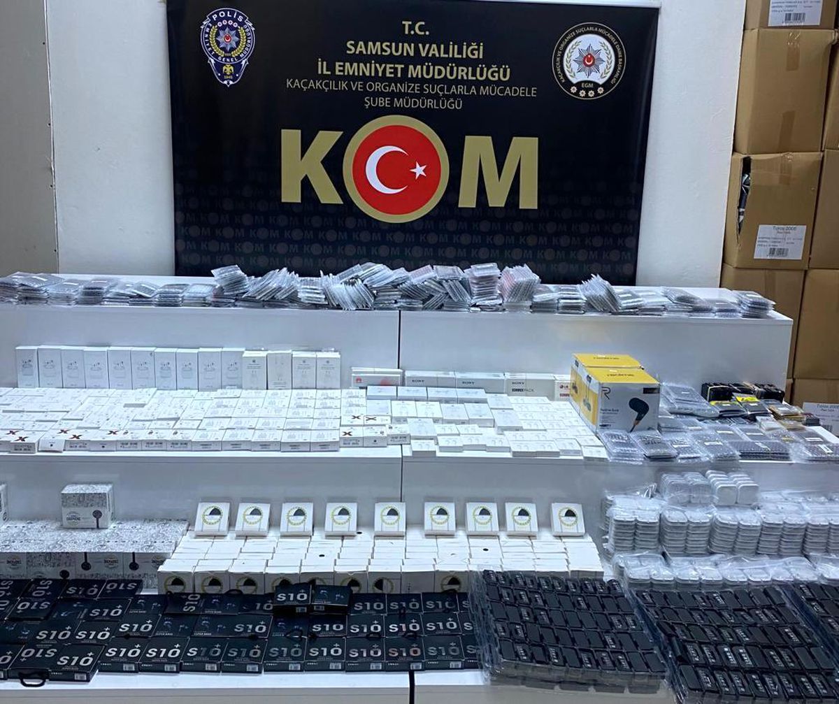 Samsun\'da 2 bin 113 adet kaçak telefon aksesuarları ele geçirildi