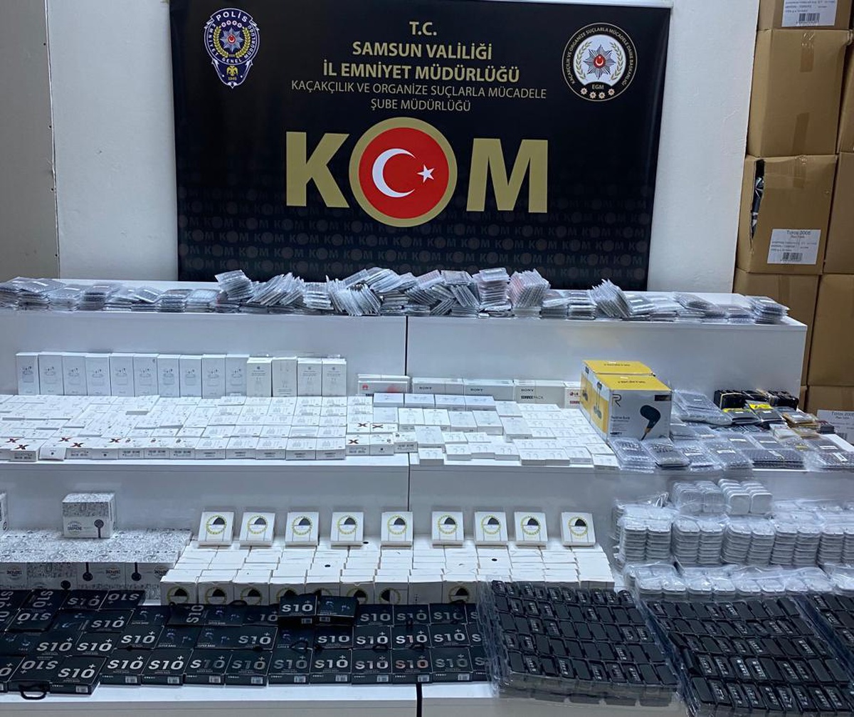 Samsun\'da 2 bin 113 faturasız cep telefonu aksesuarı ele geçirildi