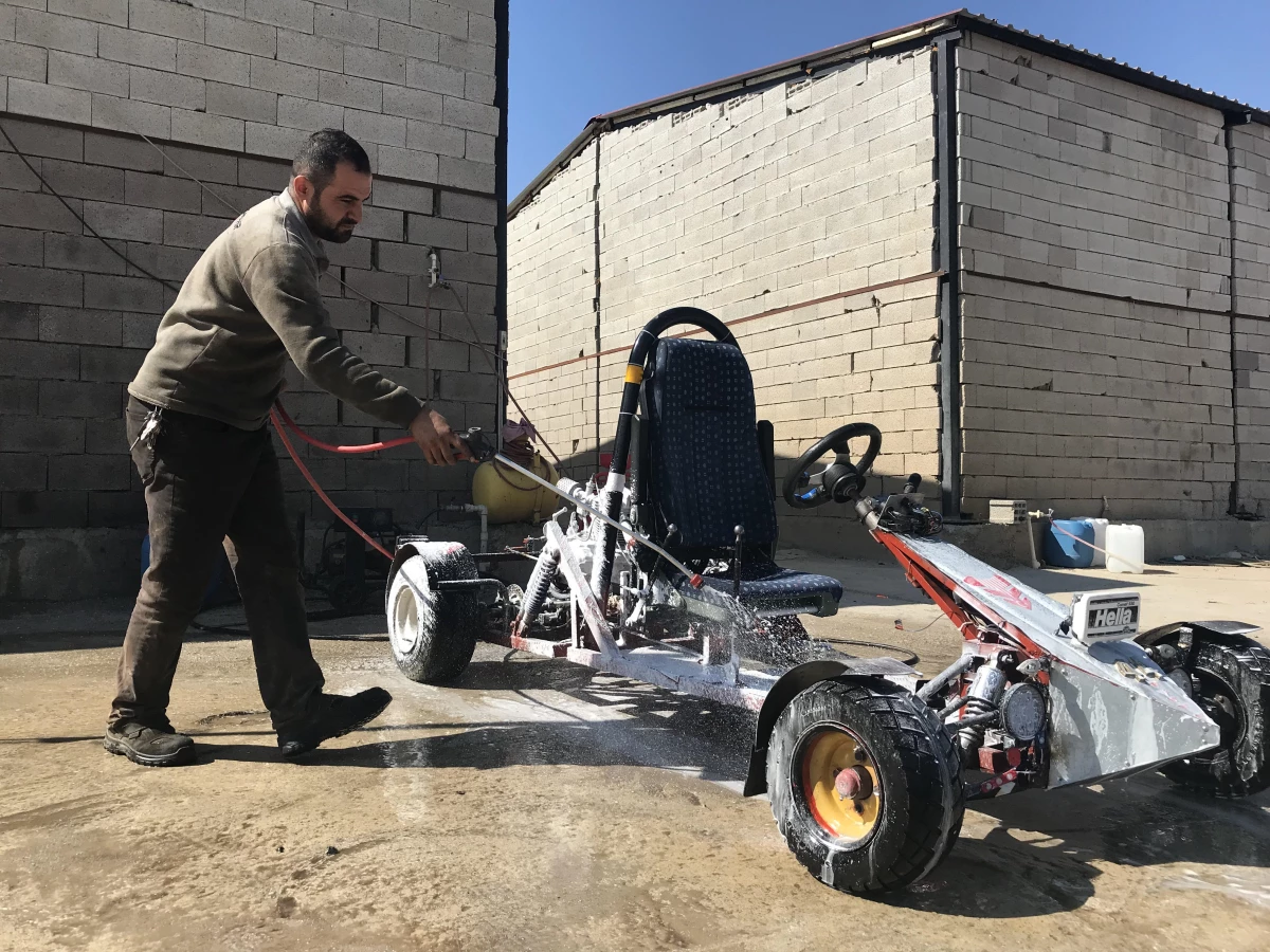 Sanayide kullanılmayan hurda parçalarını toplayarak go-kart tasarladı