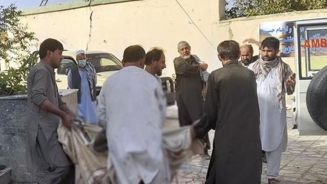 Son Dakika! Afganistan'da cuma namazı esnasında bir camiye bombalı saldırı düzenlendi: 100 ölü, çok sayıda yaralı