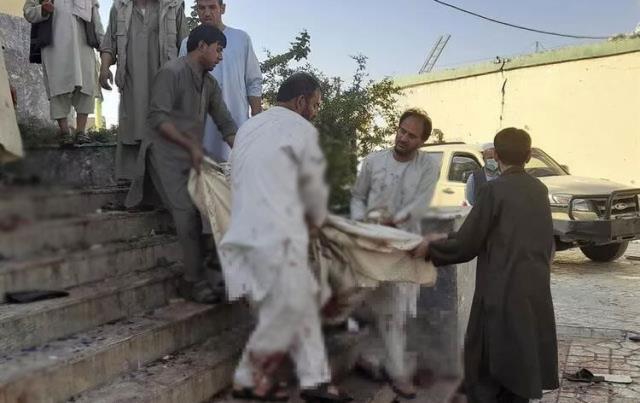 Son Dakika! Afganistan‘da cuma namazı esnasında bir camiye bombalı saldırı düzenlendi: 100 ölü, çok sayıda yaralı