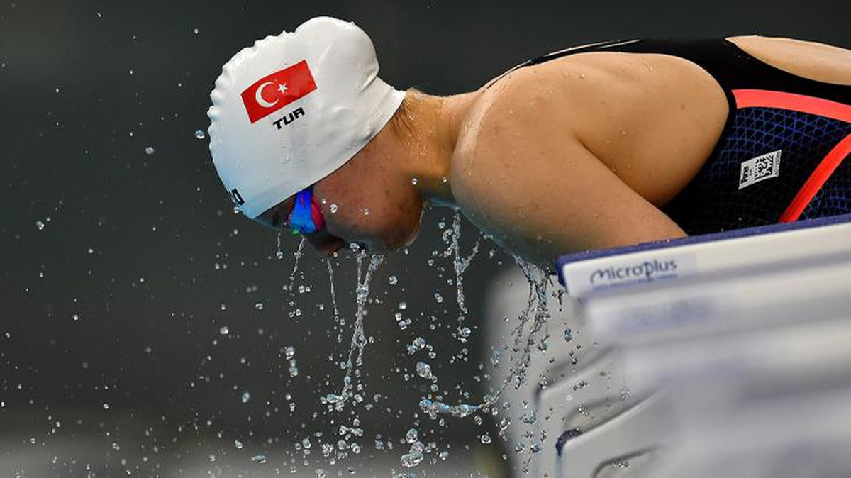 Milli yüzücümüz Zeynep Güneş, Dünya Yüzme Kupası\'nda altın madalyanın sahibi oldu