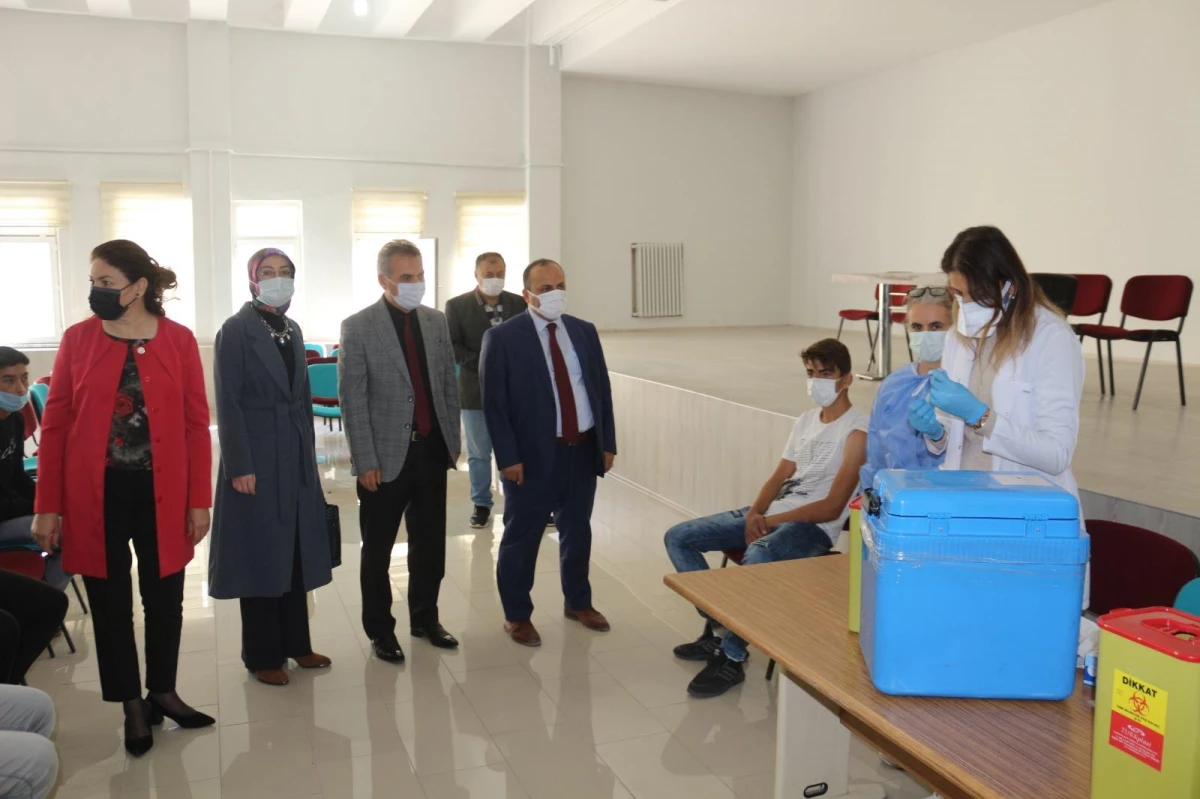 Suluova\'da lise öğrencileri velilerinin onayıyla aşı oluyor