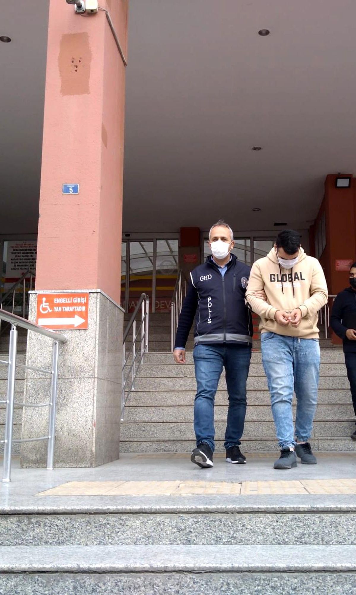 TEM\'de 3 düzensiz kaçak göçmen yakalandı