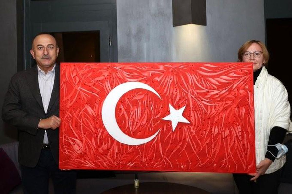 Son dakika haberi! Ukraynalı ressam dereceye girdiği Türk bayrağı tablosunu Bakan Çavuşoğlu\'na hediye etti
