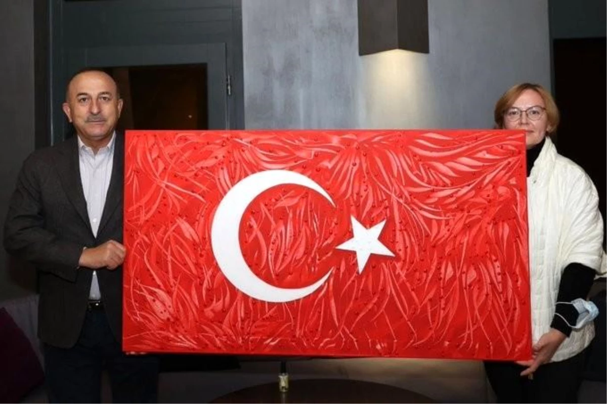 Son dakika haberleri: Ukraynalı ressam dereceye girdiği Türk bayrağı tablosunu Bakan Çavuşoğlu\'na hediye etti