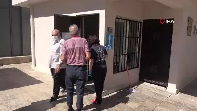 Cami tuvaletinde çıplak yakalandı, gazetecilere öpücük atıp el salladı