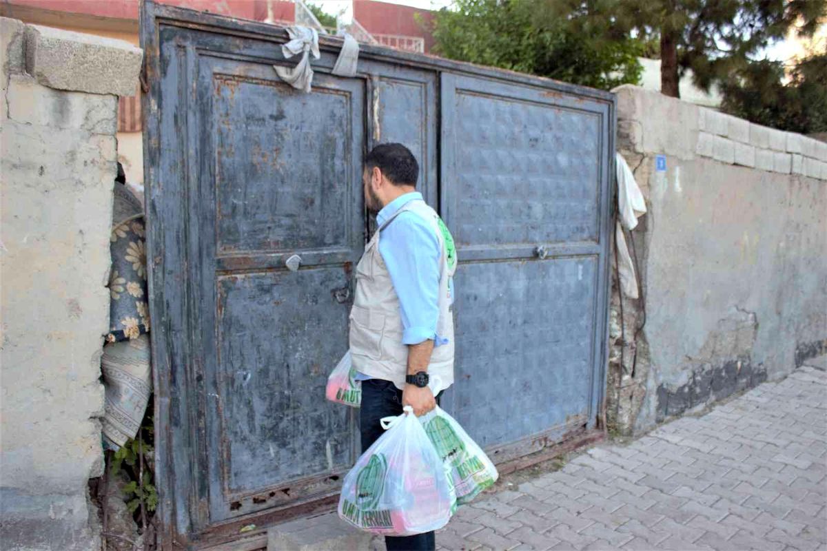 Umut Kervanı Cizre\'de onlarca aileye gıda yardımında bulundu