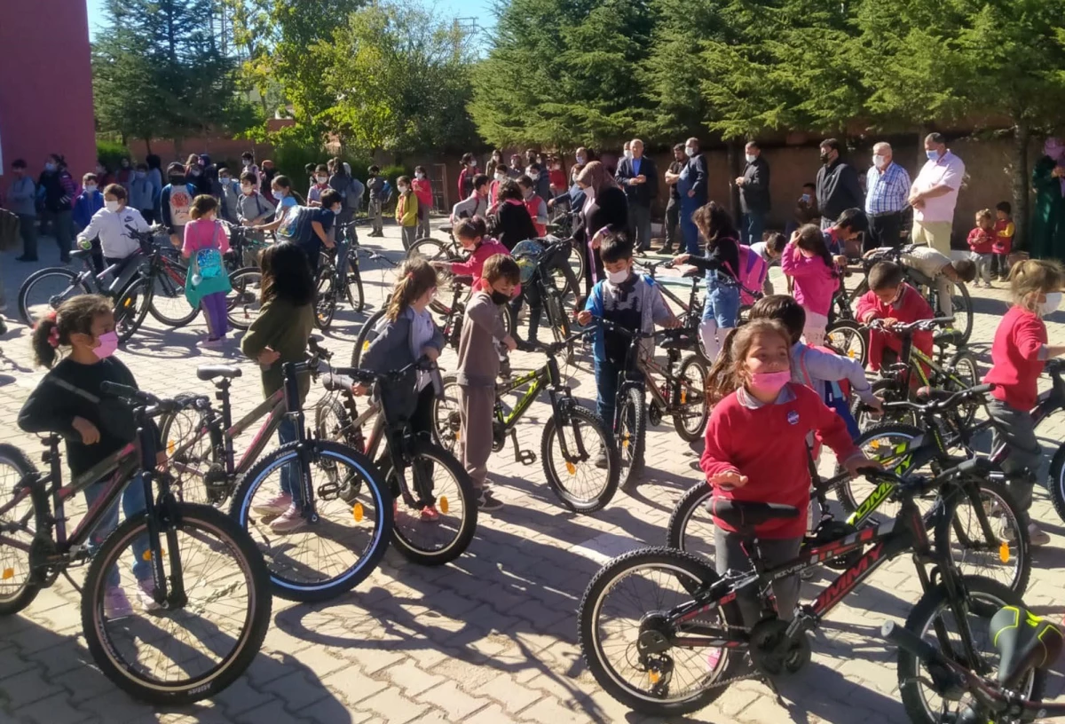Yozgatlı iş insanı Şahin, köy okulundaki 96 öğrenciye bisiklet hediye etti