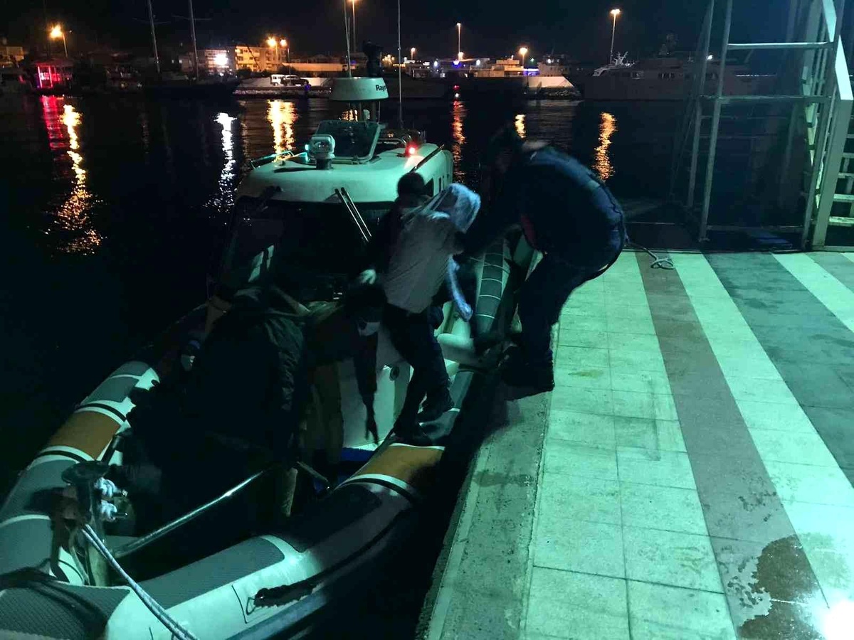 Yunanistan\'ın geri ittiği 10 düzensiz göçmen kurtarıldı