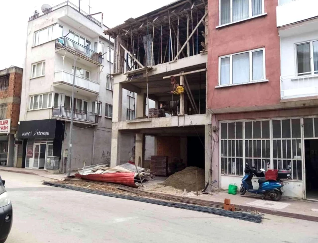 3'üncü kattan düşen inşaat ustası yaşam mücadelesi veriyor