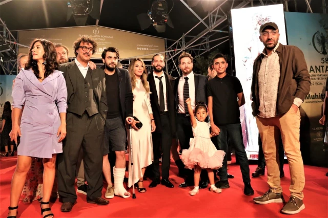 Antalya Altın Portakal Film Festivali'nde kırmızı halıda şıklık yarışı