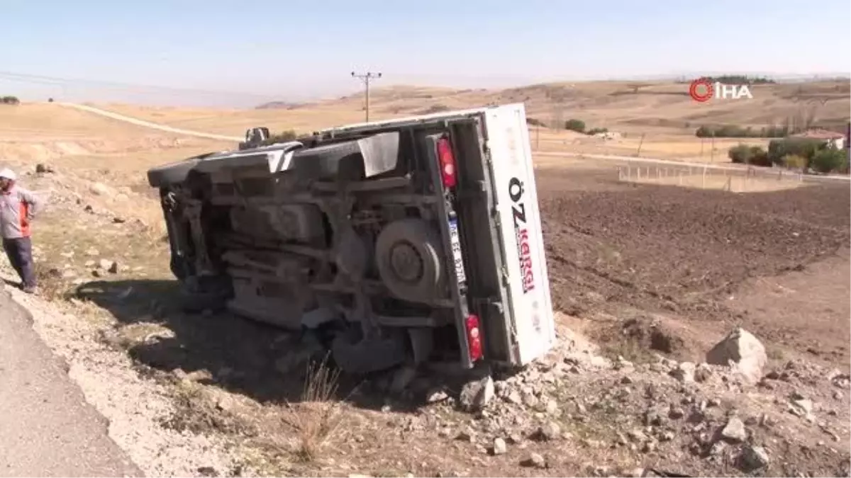 Başkentte trafik kazası: yoldan çıkan kamyonet devrildi