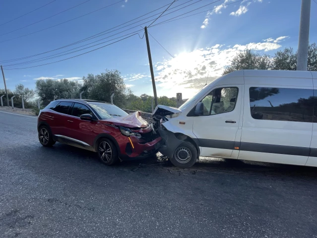 Bodrum'da servis minibüsüyle cipin çarpışması sonucu 22 kişi yaralandı