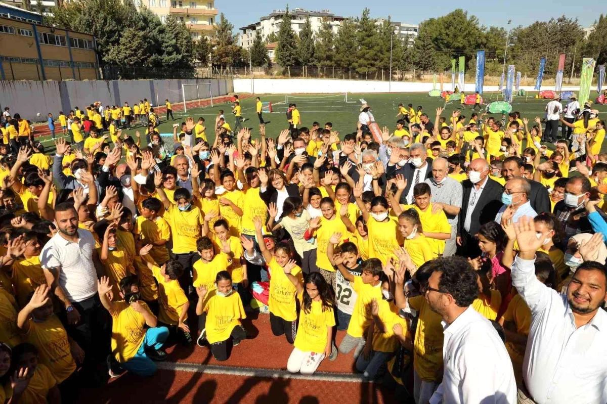 Gaziantep Büyükşehir ilçe spor şenliklerinin startını Nurdağı\'nda verdi