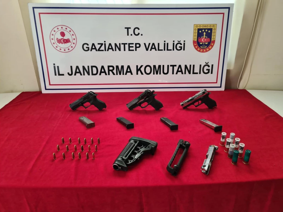 Gaziantep\'te bir evde yapılan aramada ruhsatsız 3 tabanca ele geçirildi