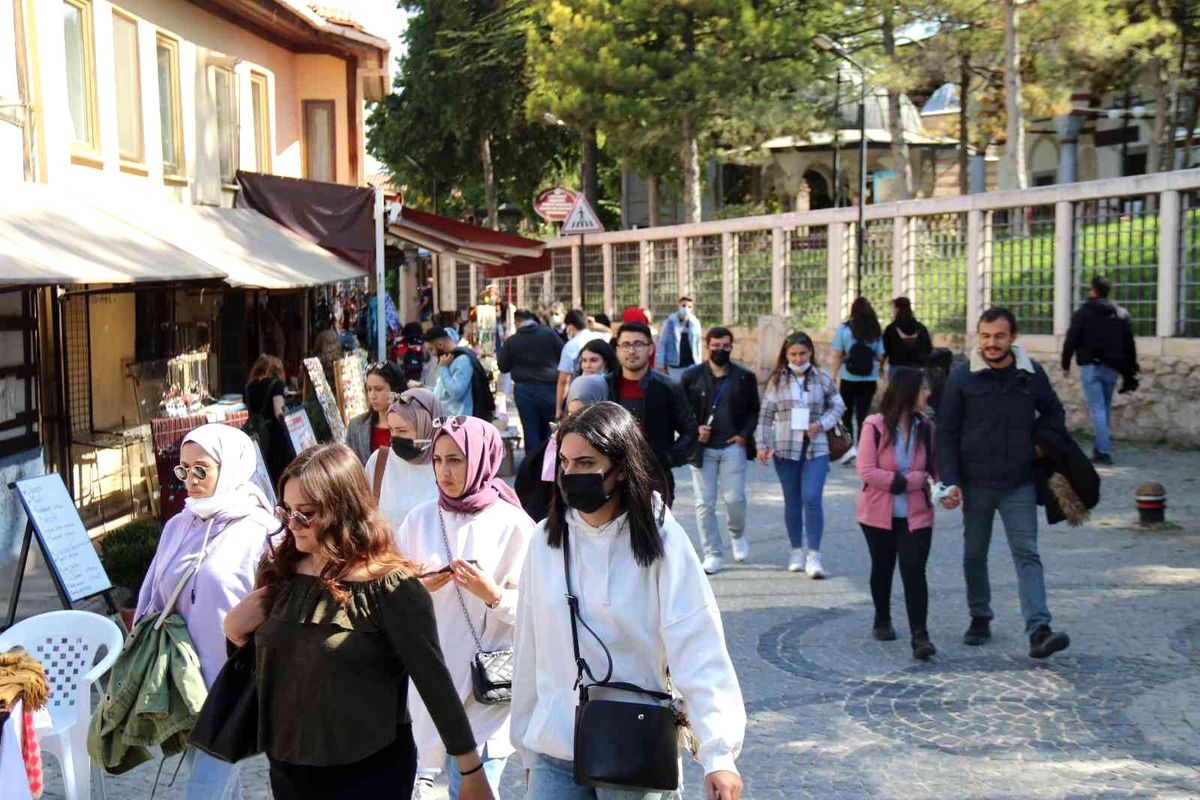 Güneşli hava Odunpazarı\'na yaradı