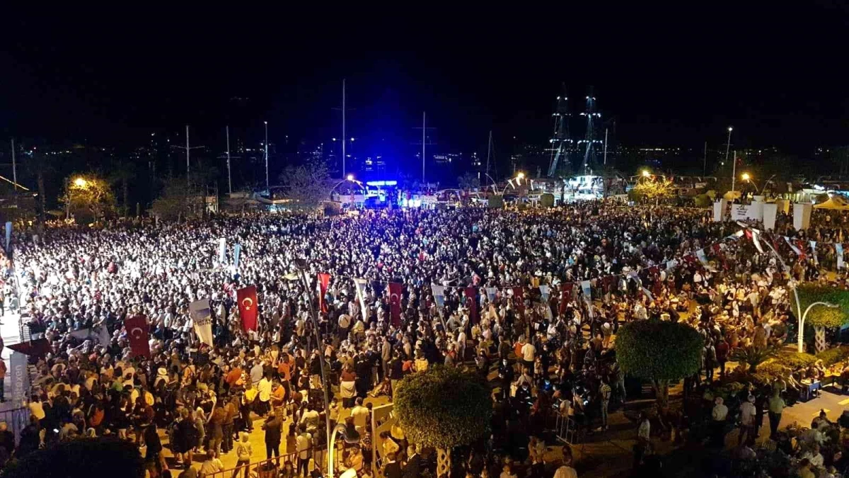 Haluk Levent ve Kızılordu Korosu, Fethiye\'de Cumhuriyet marşlarını seslendirdi