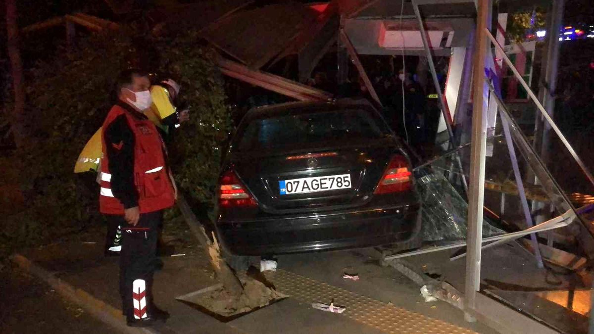 Isparta\'da otomobil, otobüs durağına daldı: 5 yaralı