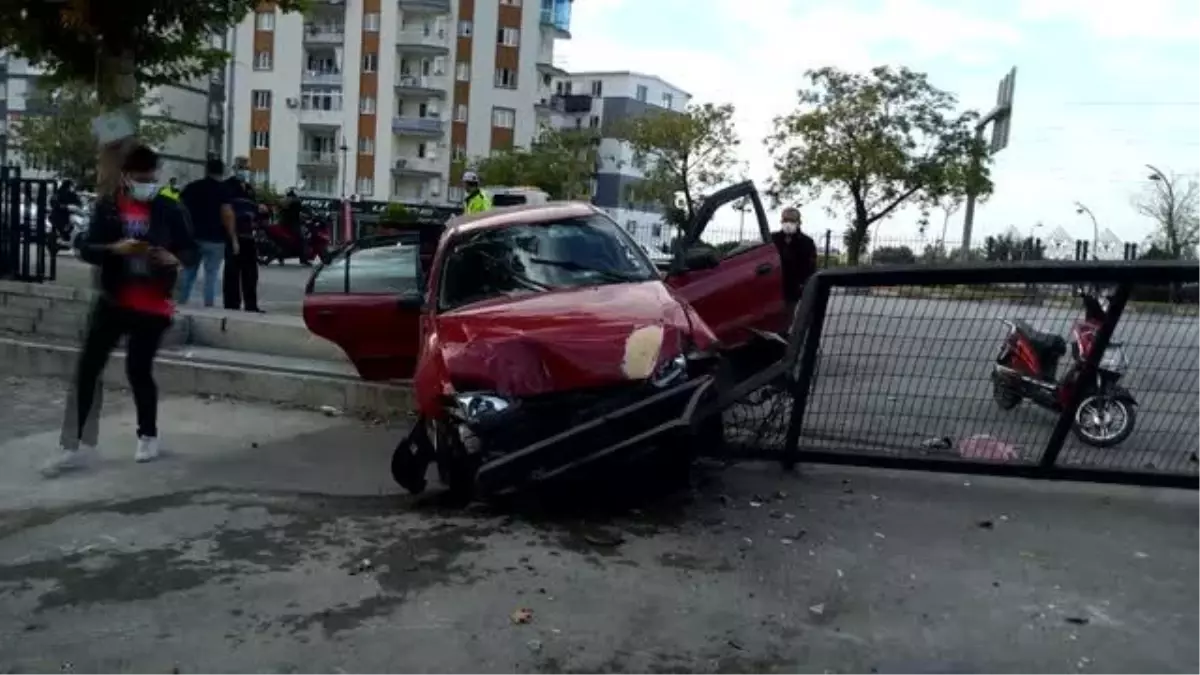Kadın sürücü köpeğe çarpmamak için manevra yapınca aracıyla demir kapıya çarptı