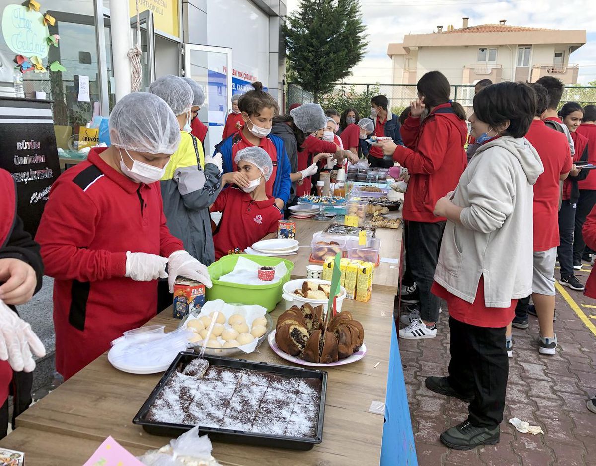 Karamürsel\'de öğrenciler eğitimleri için düzenledikleri kermesi "iyiliğe" dönüştürdü