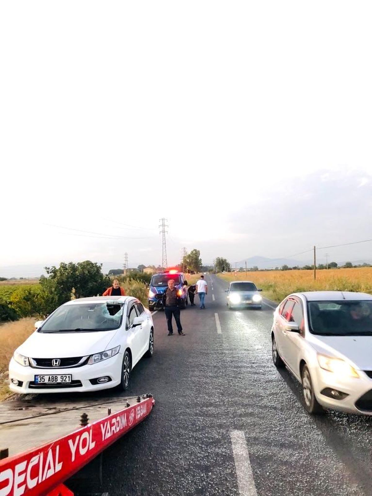 Manisa\'da otomobilin camına merdiven çarptı: 2\'si çocuk, 5 yaralı