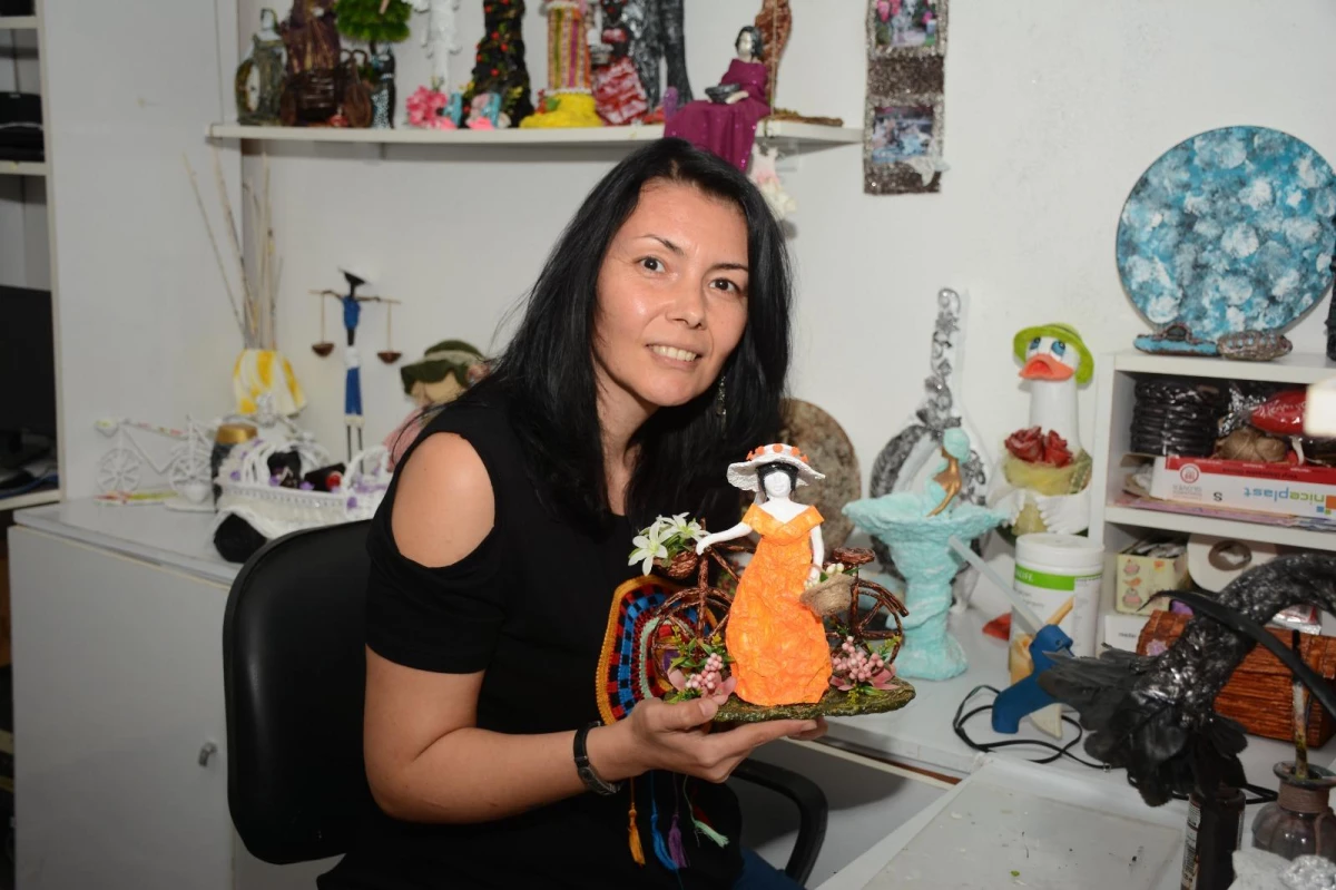Mersin\'de ev hanımı atık malzemeleri sanata dönüştürüyor