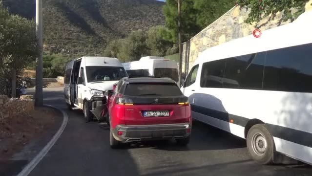 Minibüs ile cip kafa kafaya çarpıştı: 22 yaralı