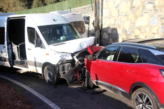 Minibüs ile cip kafa kafaya çarpıştı: 22 yaralı